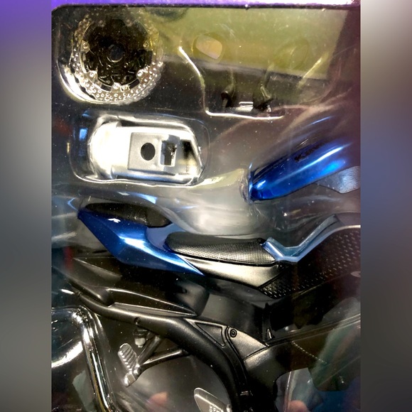 Maisto Motorcycle Building Kit - Kawasaki Ninja ZX-6R Assembly Line - Picture 7 of 8